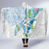 Hawaiian Couple Turtles Honi Hooded Blanket Polynesian Art Motifs and Hibiscus White Blue Color - Polynesian Pride