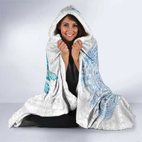Hawaiian Couple Turtles Honi Hooded Blanket Polynesian Art Motifs and Hibiscus White Blue Color - Polynesian Pride