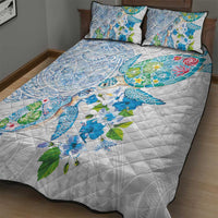 Hawaiian Couple Turtles Honi Quilt Bed Set Polynesian Art Motifs and Hibiscus White Blue Color - Polynesian Pride