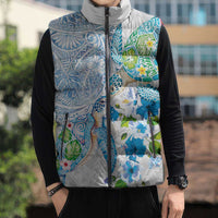 Hawaiian Couple Turtles Honi Sleeveless Puffer Jacket Polynesian Art Motifs and Hibiscus White Blue Color - Polynesian Pride