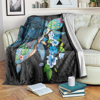 Hawaiian Couple Turtles Honi Blanket Polynesian Art Motifs and Hibiscus Black Blue Color - Polynesian Pride