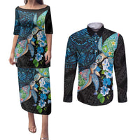 Hawaiian Couple Turtles Honi Couples Matching Puletasi and Long Sleeve Button Shirt Polynesian Art Motifs and Hibiscus Black Blue Color - Polynesian Pride