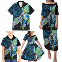 Hawaiian Couple Turtles Honi Family Matching Puletasi and Hawaiian Shirt Polynesian Art Motifs and Hibiscus Black Blue Color - Polynesian Pride