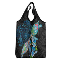 Hawaiian Couple Turtles Honi Grocery Bag Polynesian Art Motifs and Hibiscus Black Blue Color - Polynesian Pride