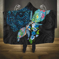 Hawaiian Couple Turtles Honi Hooded Blanket Polynesian Art Motifs and Hibiscus Black Blue Color - Polynesian Pride