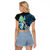 Hawaiian Couple Turtles Honi Raglan Cropped T Shirt Polynesian Art Motifs and Hibiscus Black Blue Color - Polynesian Pride