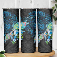Hawaiian Couple Turtles Honi Skinny Tumbler Polynesian Art Motifs and Hibiscus Black Blue Color - Polynesian Pride