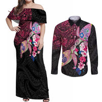 Hawaiian Couple Turtles Honi Couples Matching Off Shoulder Maxi Dress and Long Sleeve Button Shirt Polynesian Art Motifs and Hibiscus Black Red Color - Polynesian Pride