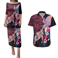 Hawaiian Couple Turtles Honi Couples Matching Puletasi and Hawaiian Shirt Polynesian Art Motifs and Hibiscus Black Red Color - Polynesian Pride