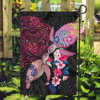 Hawaiian Couple Turtles Honi Garden Flag Polynesian Art Motifs and Hibiscus Black Red Color - Polynesian Pride
