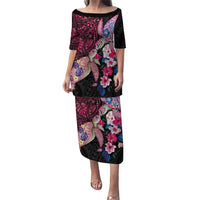 Hawaiian Couple Turtles Honi Puletasi Polynesian Art Motifs and Hibiscus Black Red Color - Polynesian Pride