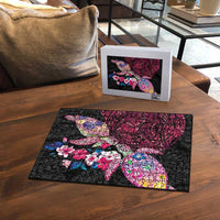 Hawaiian Couple Turtles Honi Puzzle Polynesian Art Motifs and Hibiscus Black Red Color - Polynesian Pride