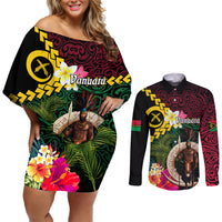 Vanuatu Indipendens Dei Couples Matching Off Shoulder Short Dress and Long Sleeve Button Shirt Boars Tusk and Melanesian Warrior Hibiscus