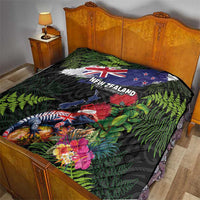 New Zealand Christmas Quilt Meri Kirihimete-Tuatara and Pohutukawa Black Color