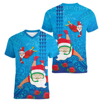 Hawaiian Santa Claus Snorkeling Women V-Neck T-Shirt Kakau and Polynesian Pattern