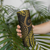 Polynesia Plumeria Lei Skinny Tumbler Black Gold Curves Motif LT7 - Polynesian Pride