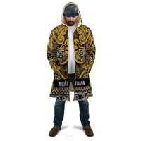 Aotearoa Iwi Ngāti Tama ki Te Waipounamu Trust Cloak Maori Wharenui House Tribal Pattern LT9 - Polynesian Pride