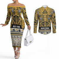 Aotearoa Iwi Ngāti Tama ki Te Waipounamu Trust Couples Matching Off The Shoulder Long Sleeve Dress and Long Sleeve Button Shirt Maori Wharenui House Tribal Pattern LT9 Gold - Polynesian Pride