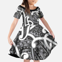 Aotearoa Maori Kowhaiwhai Family Matching Off The Shoulder Long Sleeve Dress and Hawaiian Shirt Kiwikiwi Puhoro and Patiki LT9 Daughter's Dress Grey - Polynesian Pride