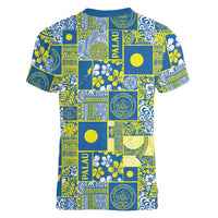 Palau Ungil Kurismas Women V-Neck T-Shirt Pacific Patchwork Xmas Vibes - Polynesian Pride