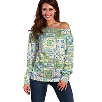 Mele Kalikimaka Hawaii Christmas Off Shoulder Sweater Omaomao Seamless Floral Motif - Polynesian Pride