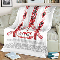 Toitu Te Tiriti Waitangi Blanket White Wharenui House - Polynesian Pride