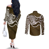 Aloha Hawaii Kalo Pikake Lei Couples Matching Off The Shoulder Long Sleeve Dress and Long Sleeve Button Shirt Chest Tattoo Gold Hawaiian Pattern
