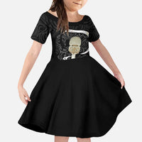 Black New Zealand Eel Family Matching Tank Maxi Dress and Hawaiian Shirt Aotearoa Maori Tuna With Kotiate Weapon LT14 Daughter's Dress Black - Polynesian Pride
