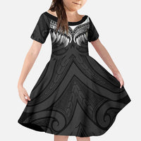 Poutama Korowai New Zealand Family Matching Summer Maxi Dress and Hawaiian Shirt Aotearoa Maori Tattoo LT14 Daughter's Dress Black - Polynesian Pride