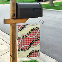 Red Palaka Hawaii Garden Flag Kukui Nut Pikake Lei Hawaiian Tapa Pattern - Polynesian Pride