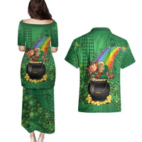 Hawaii Saint Patrick's Day Couples Matching Puletasi and Hawaiian Shirt Funny Leprechaun With Pot Of Gold - Polynesian Tattoo