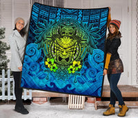 Hawaii Polynesian Premium Quilt - Hawaiian Green Yellow Tiki Face (Blue) - Polynesian Pride