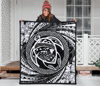 Hawaiian Kanaka Honu Hibiscus Tornando White Polynesian Premium Quilt - Polynesian Pride