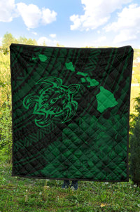 Hawaii Sea Turtle Is Swimming Toward Premium Quilt Green - Polynesian Pride
