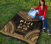 Fiji Premium Quilt - Fiji Coat Of Arms Polynesian Chief Gold Version - Polynesian Pride
