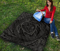 Hawaiian Kanaka Honu Hibiscus Tornando Gray Polynesian Premium Quilt - Polynesian Pride