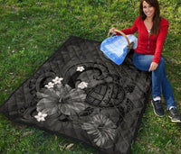 Hawaii Turtle Poly Tribal Gray Premium Quilt - Polynesian Pride