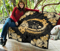 Hawaii Hibiscus Map Hidden Polynesian Hidden Gold Premium Quilt - Polynesian Pride