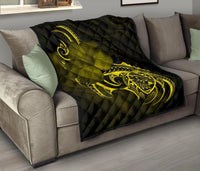 Hawaii Map Turtle Hibiscus Divise Yellow Polynesian Premium Quilt - Polynesian Pride