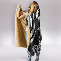 Tonga Hooded Blanket - White Tentacle Turtle - Polynesian Pride