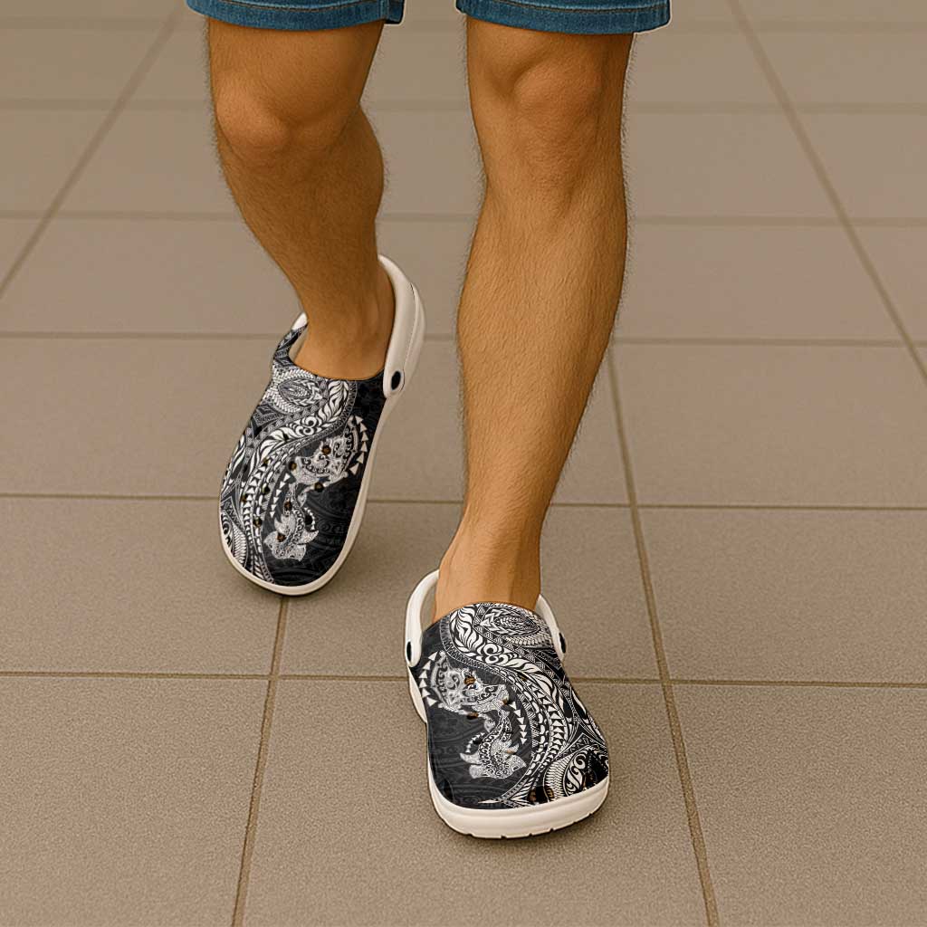 Hawaiian Manta Ray and Hammerhead Shark Tribal Tattoo Clogs Shoes with Polynesian Tribal Pattern Black-White Color LT03