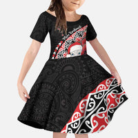 New Zealand Christmas Meri Kirihimete Family Matching Tank Maxi Dress and Hawaiian Shirt Santa Hei Tiki Pohutukawa LT01 Daughter's Dress Black - Polynesian Pride
