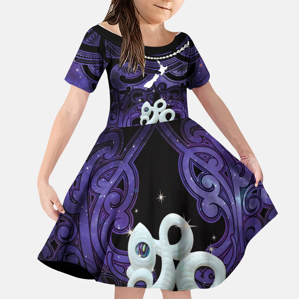 Personalised Maori Matariki Manaia Waiporoporo Family Matching Puletasi and Hawaiian Shirt Maori Kowhaiwhai Pattern Galaxy LT01 Daughter's Dress Purple - Polynesian Pride
