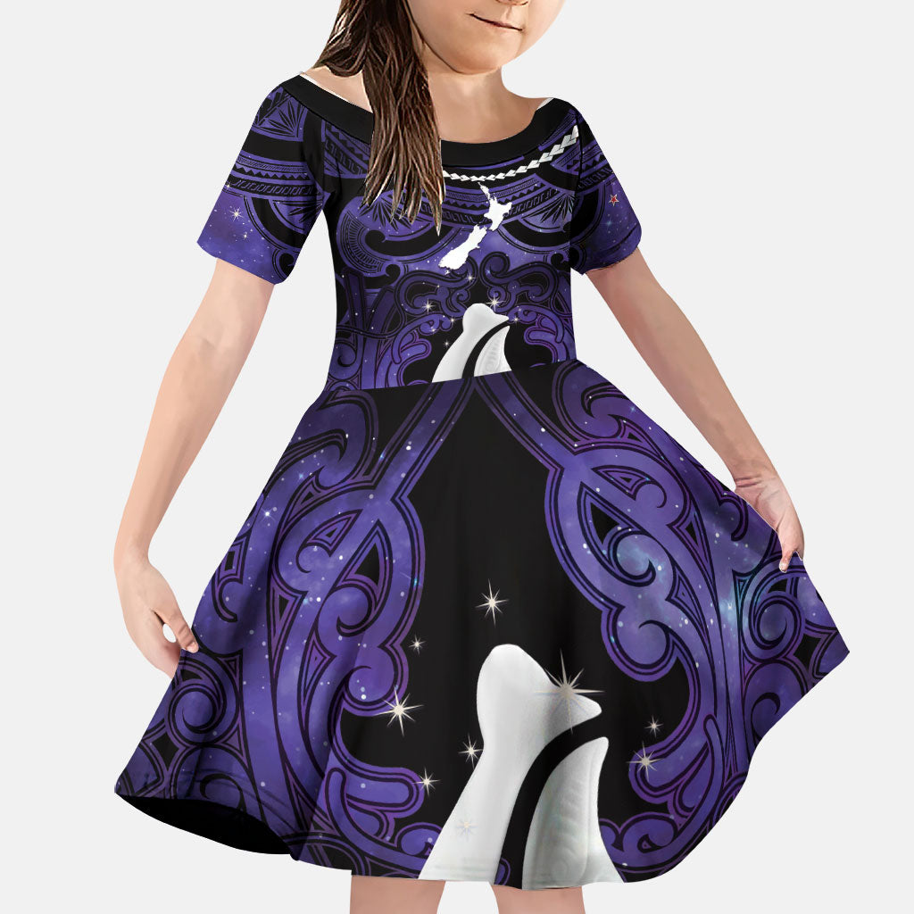 Personalised Maori Matariki Hei Matau Waiporoporo Family Matching Off The Shoulder Long Sleeve Dress and Hawaiian Shirt Maori Kowhaiwhai Pattern Galaxy LT01 Daughter's Dress Purple - Polynesian Pride