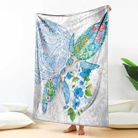 Hawaiian Couple Turtles Honi Blanket Polynesian Art Motifs and Hibiscus White Blue Color - Polynesian Pride