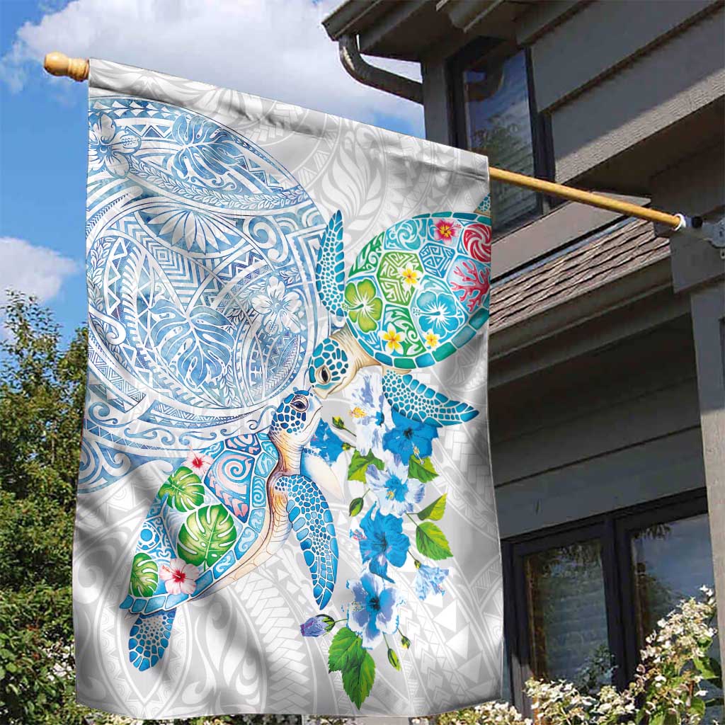 Hawaiian Couple Turtles Honi Garden Flag Polynesian Art Motifs and Hibiscus White Blue Color - Polynesian Pride