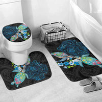 Hawaiian Couple Turtles Honi Bathroom Set Polynesian Art Motifs and Hibiscus Black Blue Color - Polynesian Pride