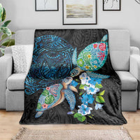 Hawaiian Couple Turtles Honi Blanket Polynesian Art Motifs and Hibiscus Black Blue Color - Polynesian Pride