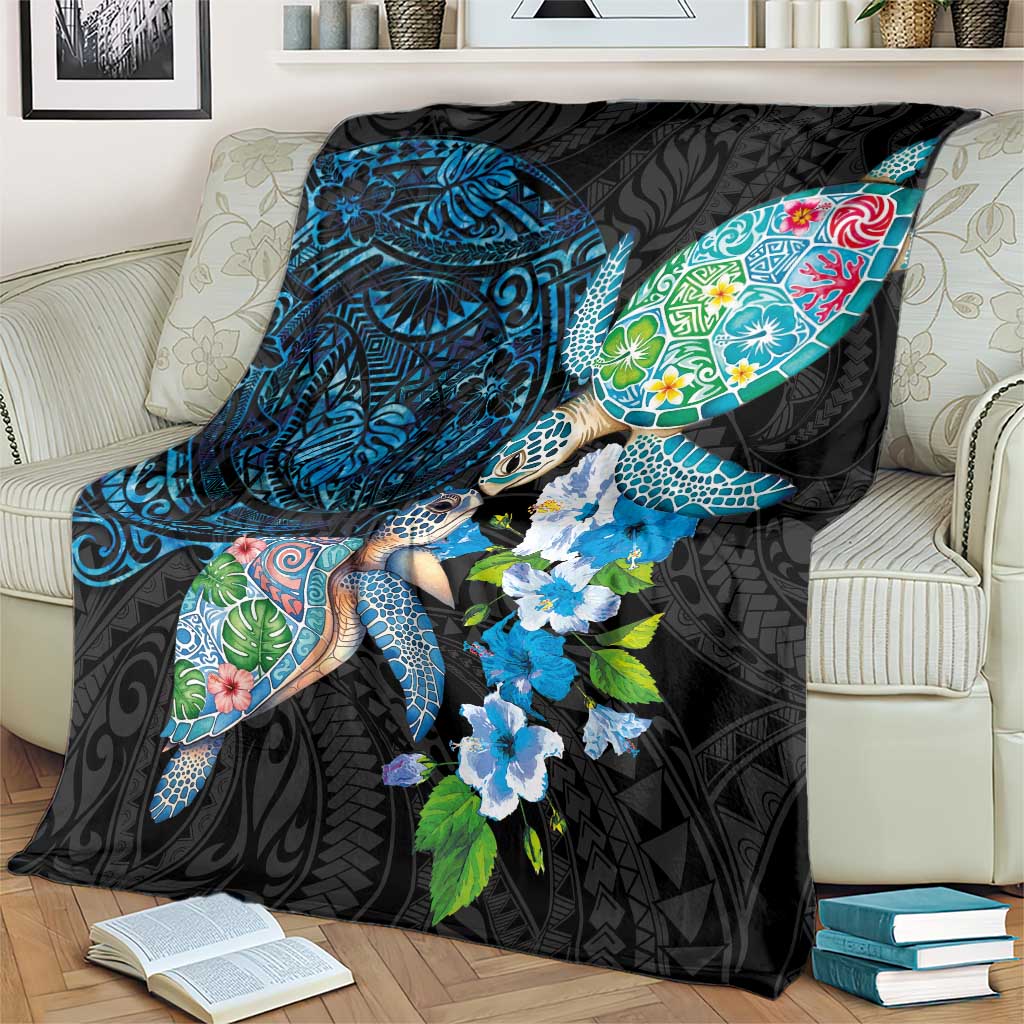 Hawaiian Couple Turtles Honi Blanket Polynesian Art Motifs and Hibiscus Black Blue Color - Polynesian Pride