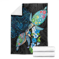 Hawaiian Couple Turtles Honi Blanket Polynesian Art Motifs and Hibiscus Black Blue Color - Polynesian Pride